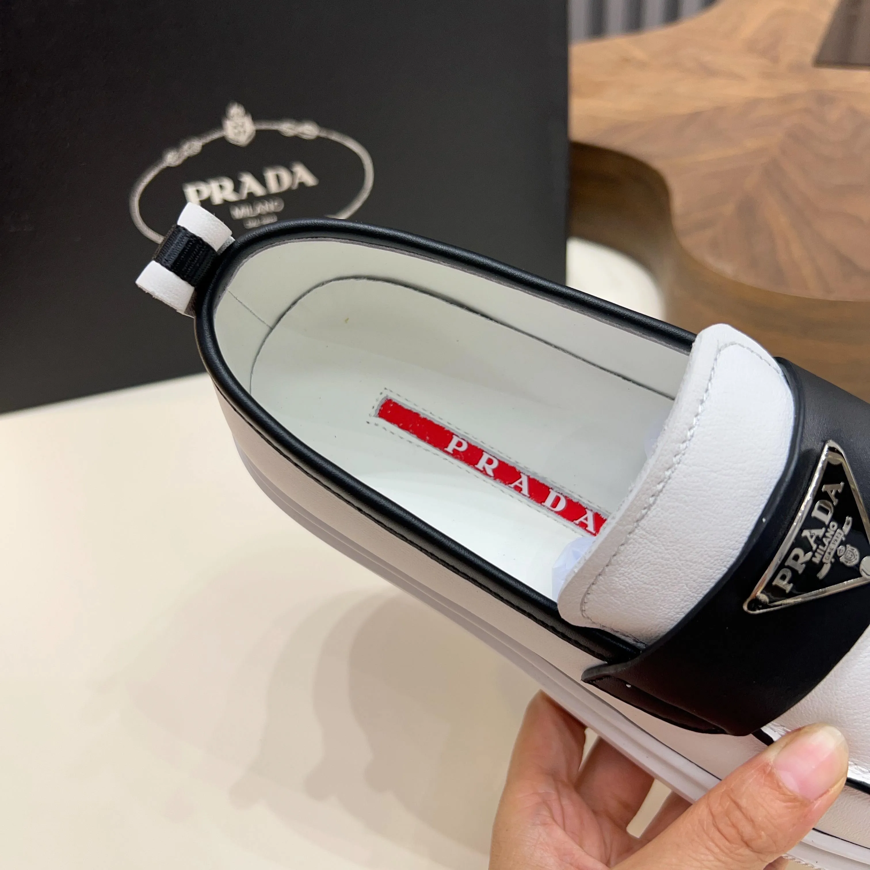💰740 Thick-soled trendy brand (Prada) mainly promotes popular models, avant-garde and versatile fashionable men's shoes, private version molding, cowhide splicing 1:1 replica... fashionable, simple, elegant, more eye-catching and more classy, ​​it will subvert the old idea, a must-have for fashionistas who want to spend time with you! Must keep it! Tall and comfortable outsole, high-end quality workmanship. @ Code number: 39-44 38 45 can be ordered. Multiple colors are available.
